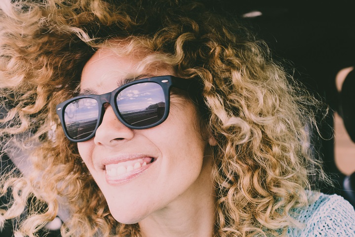  Mulher de cabelo cacheado loiro, tamanho médio