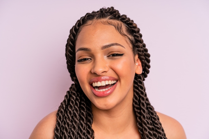 Mulher com trança twist grossa, longa, e baby hair
