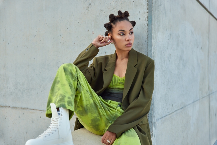 Mulher de cabelo crespo com penteado Bantu knots (múltipos coquinhos)