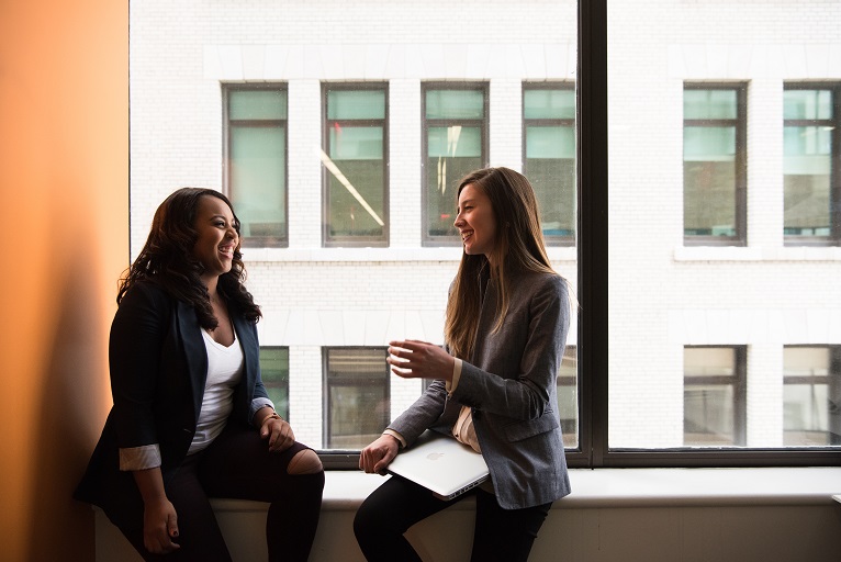  duas mulheres conversando em um ambiente de trabalho