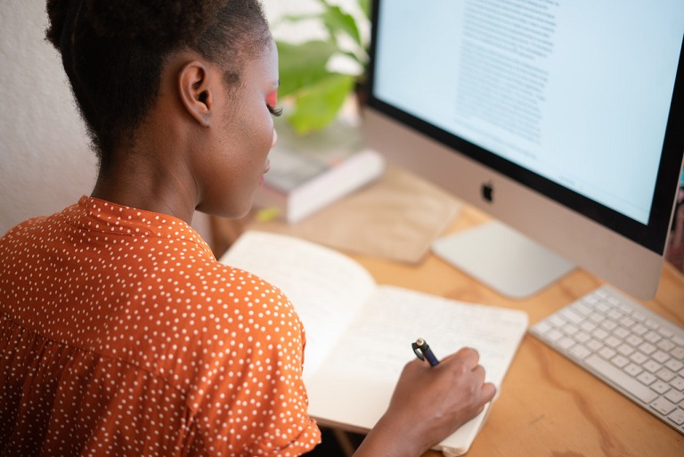  mulher negra estudante na frente do computador