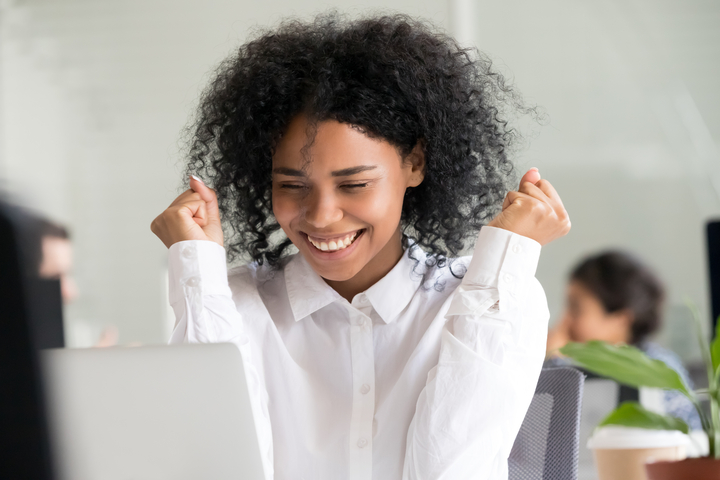  Mulher comemorando que foi promovida no trabalho