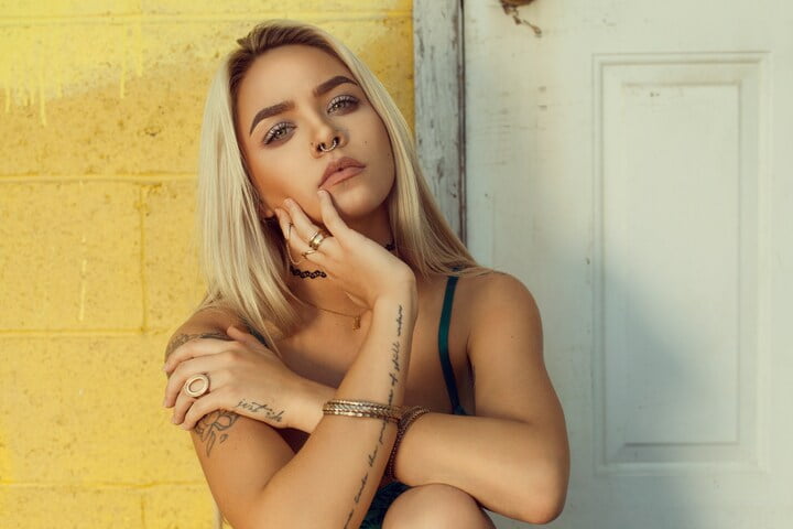 mulher de cabelo loiro