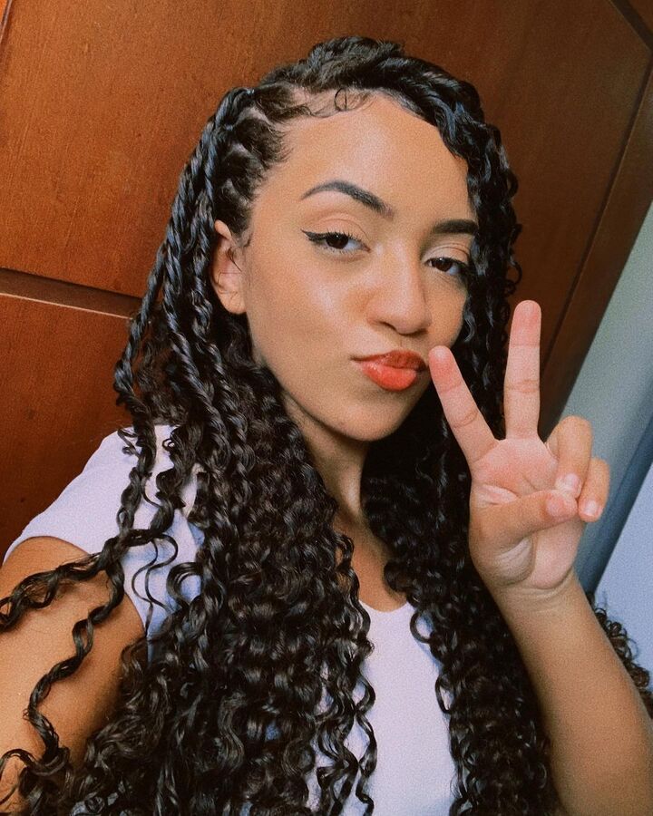  Menina posando para foto com finalização tesourinha no cabelo