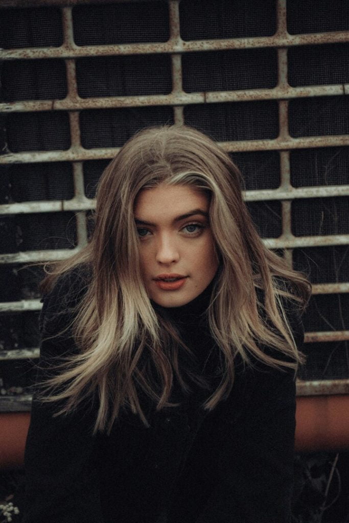 mulher de cabelo loiro