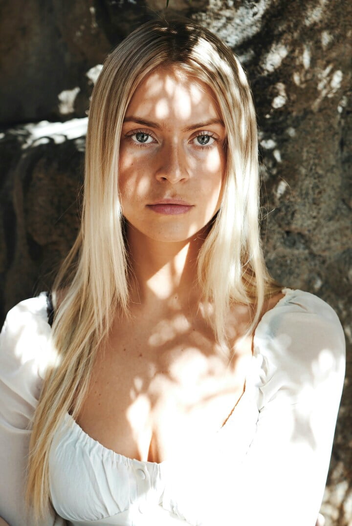 mulher de cabelo loiro