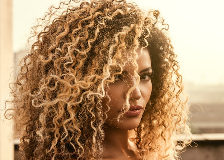 mulher de cabelo loiro