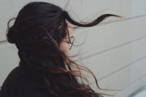 Como acabar com o frizz do cabelo liso? 5 dicas práticas