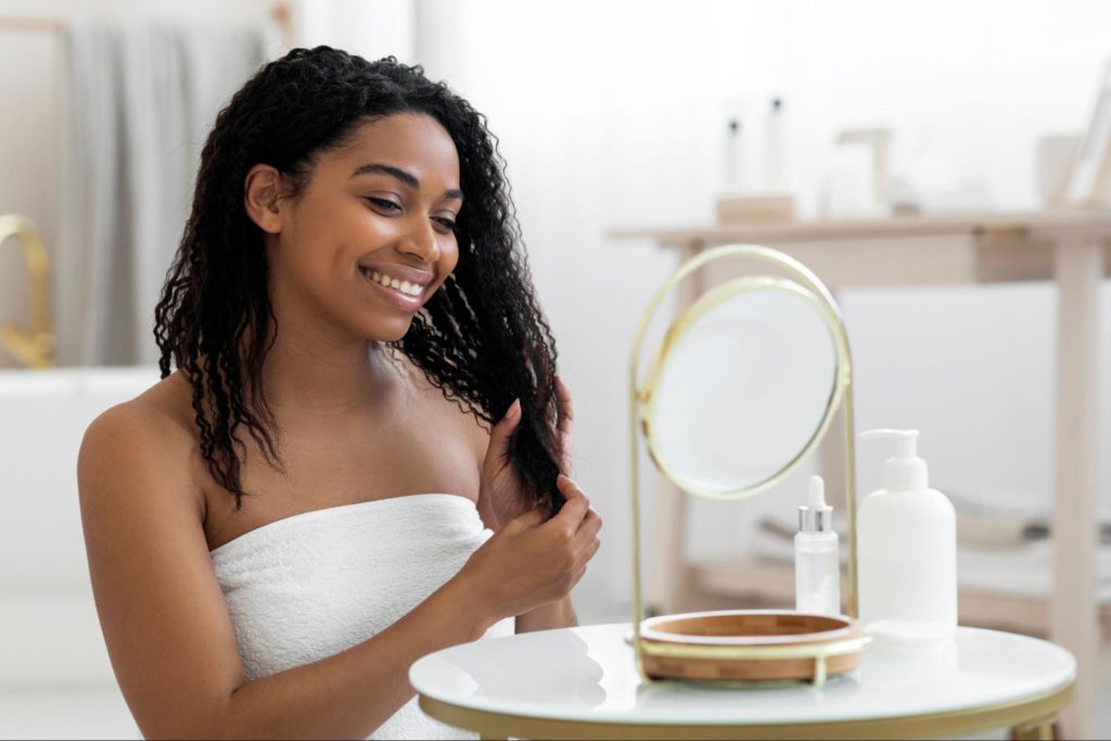 Óleo de rícino para cabelo: para que serve, como usar e mais