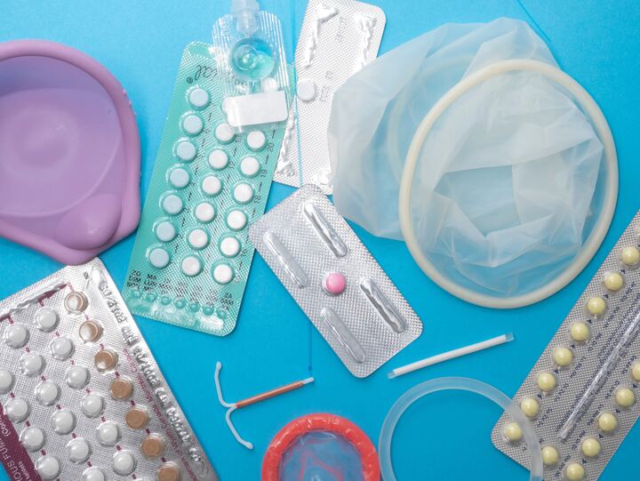  vários métodos contraceptivos estão sendo mostrados na imagem