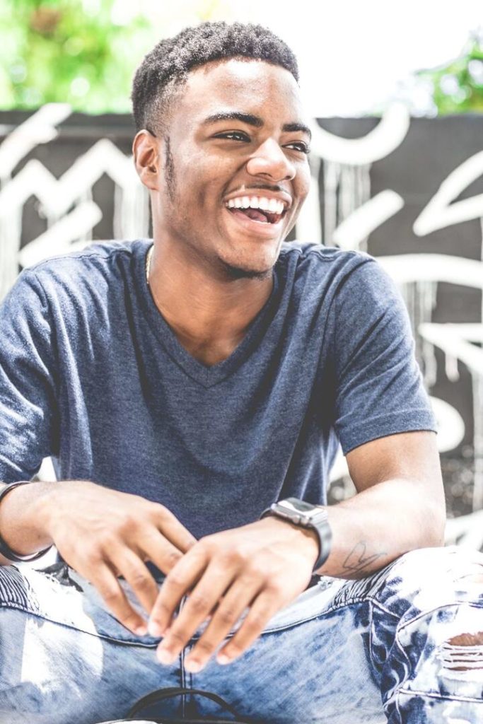 homem negro sorrindo