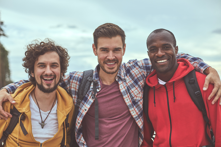  grupo de três homens se abraçando