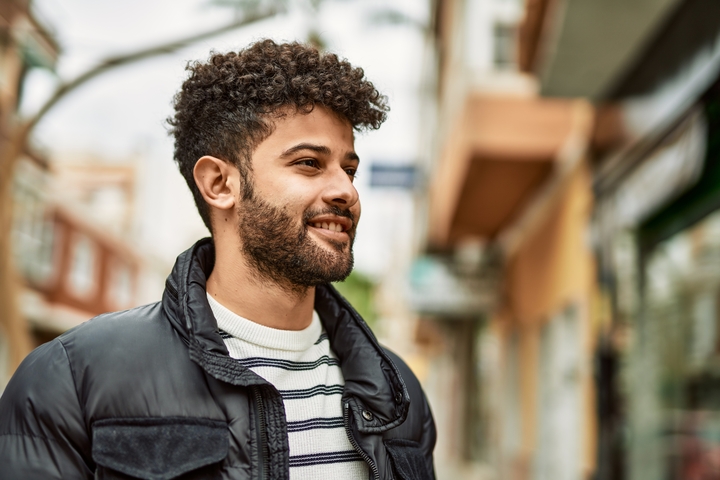 homem com cabelo cacheados castanho escuro