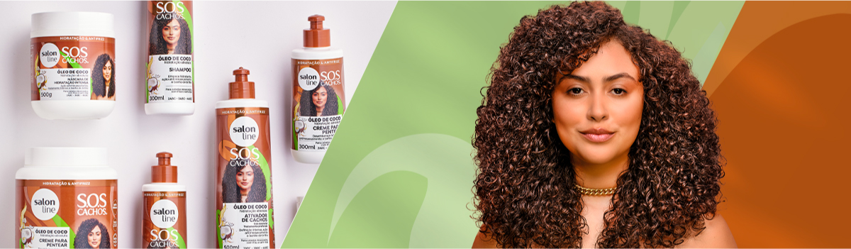 banner dividido ao meio, de um lado a linha completa de coco de sos cachos, do outro uma mulher negra de cabelos médios cacheados em tons castanhos