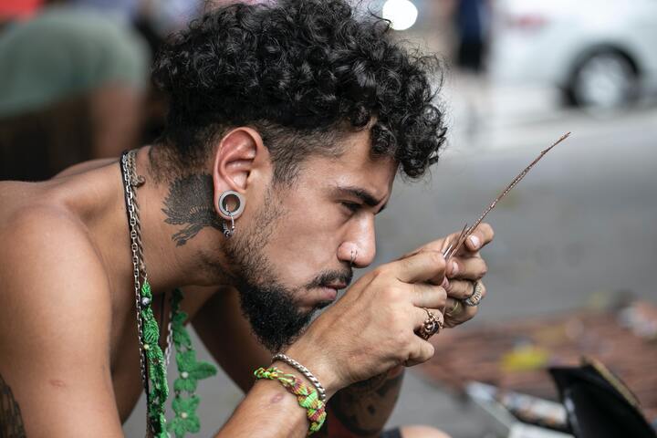  homem branco de cabelo cacheado preto