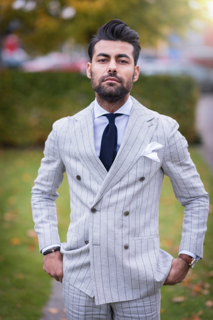 homem branco de cabelo e barba pretos