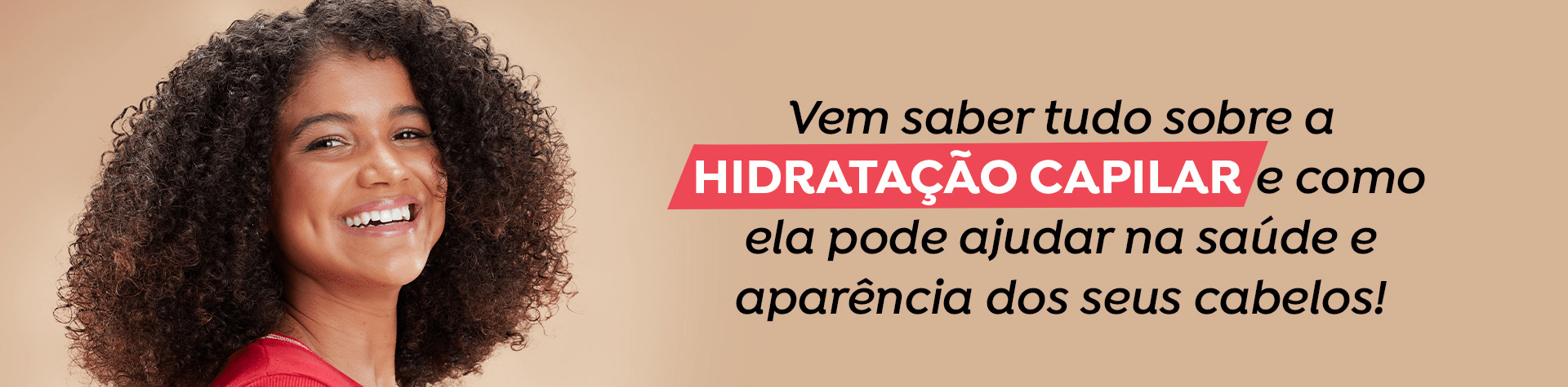 mulher negra de cabelos cacheados castanhos com sorriso no rosto