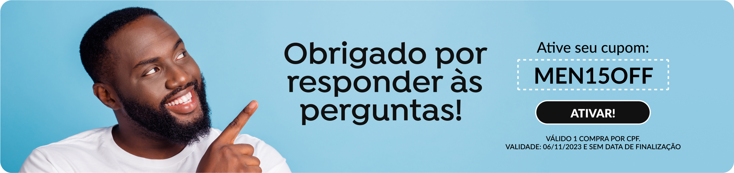 homem negro de cabelo crespo rapado apontando para o lado onde está o cupom que a cliente recebeu