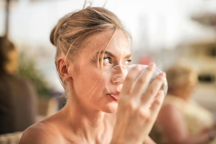 mulher branca loira tomando água