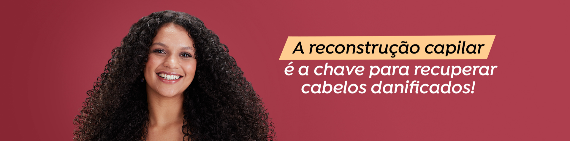 mulher negra com cabelos cacheados pretos e longos