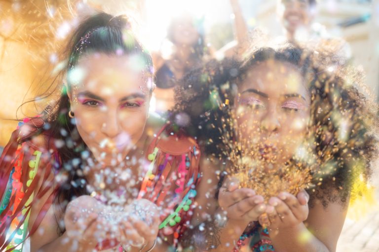 Carnaval chegando? Confira esses penteados para brilhar!