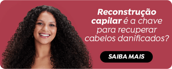 mulher negra com cabelos cacheados castanhos