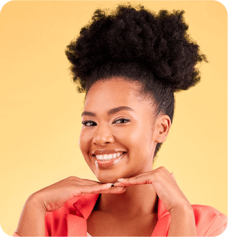 mulher negra com afro puff