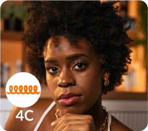 mulher negra de cabelo curtíssimo crespo
