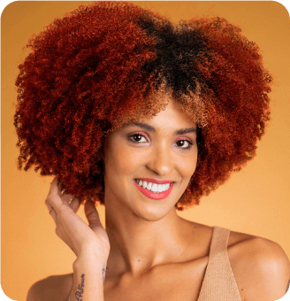 mulher negra com corte coração