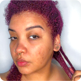 mulher negra de cabelos vermelhos