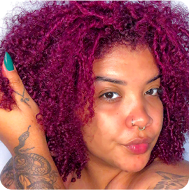 mulher negra de cabelos vermelhos