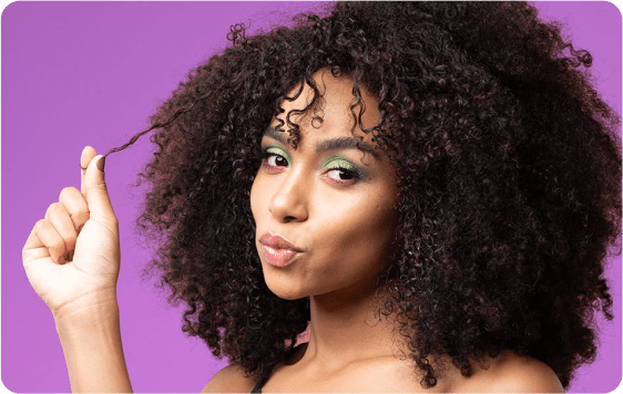 mulher negra segurando fio de cabelo