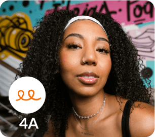 mulher negra com tiara branca no cabelo