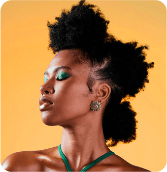 mulher negra com moicano