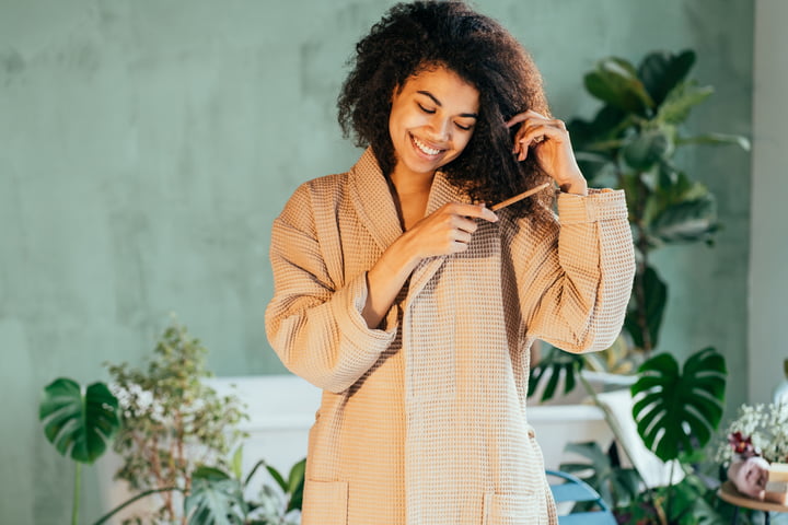 mulher fazendo chapinha