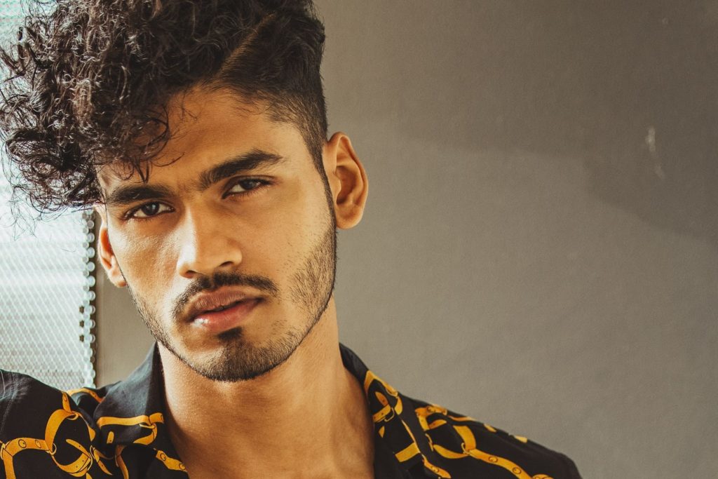 Corte de cabelo masculino franja longa masculina para cabelo ondulado