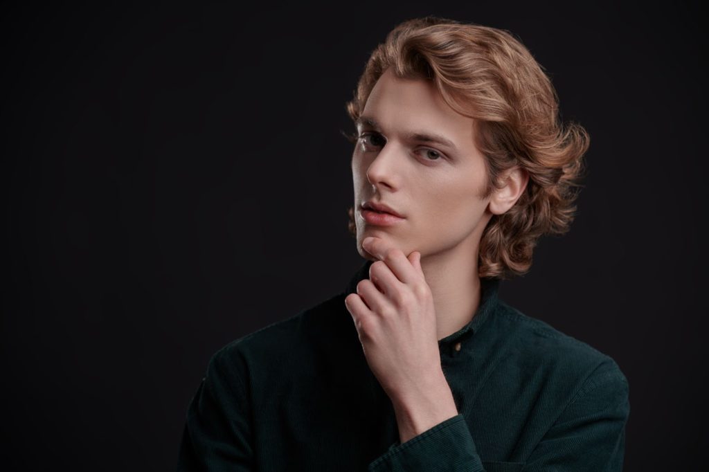 Corte de cabelo masculino shaggy para cabelo ondulado