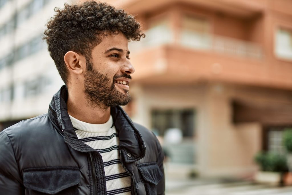 Corte de cabelo masculino cacheado com lateral raspada para cabelo cacheado