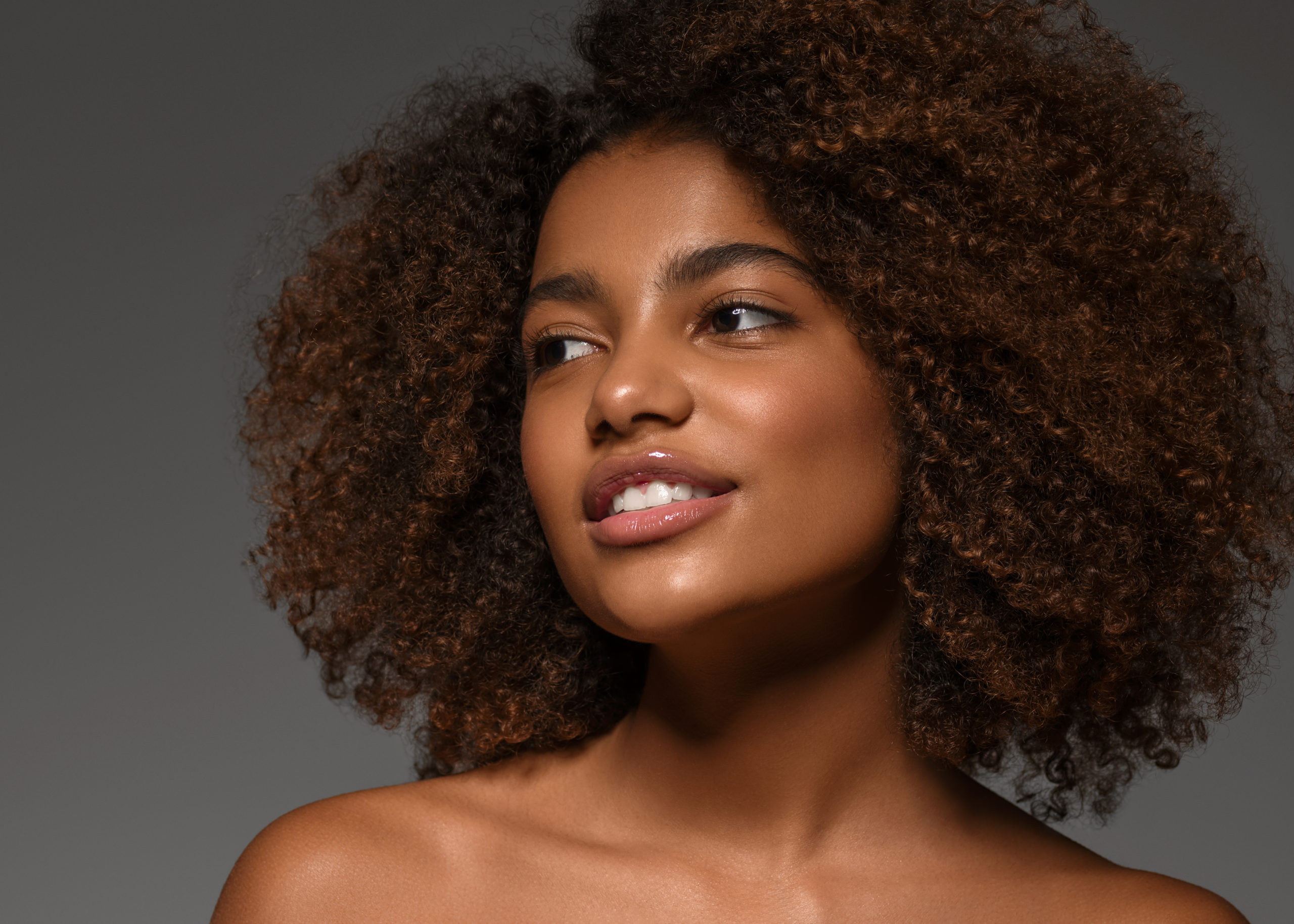 Como encontrar o shampoo para cabelo crespo perfeito pra você